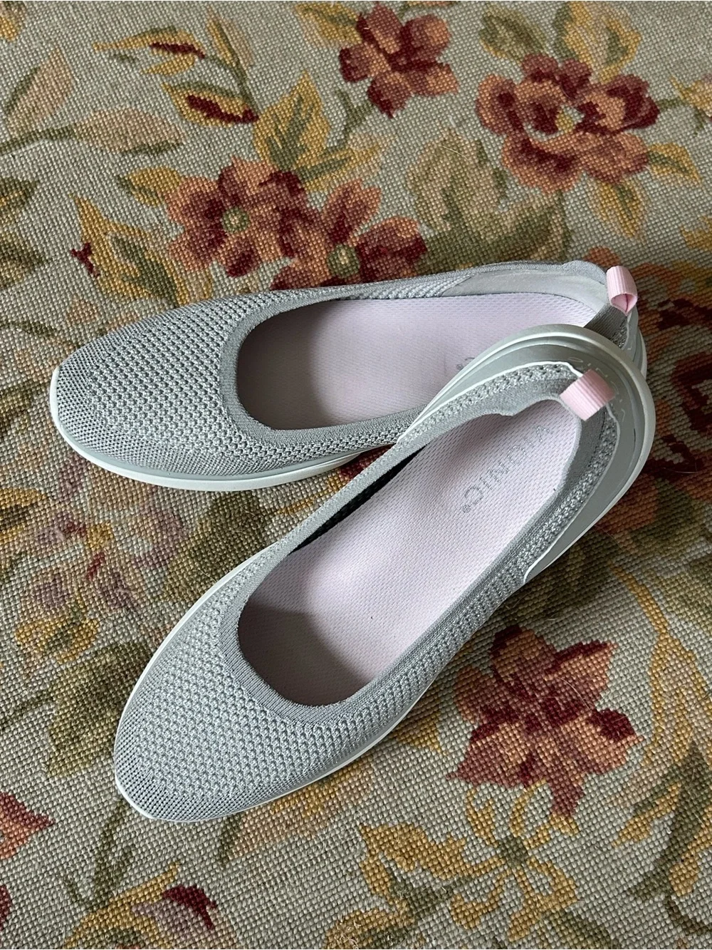 VIONIC KALLIE slip on shoe. Size 9.5. Sliver metallic w pink accents.